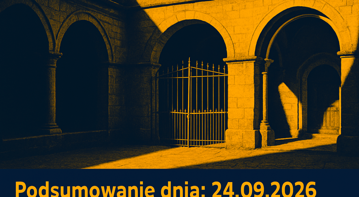 Zamknięta brama i dziedziniec historycznego opactwa w Jarosławiu.