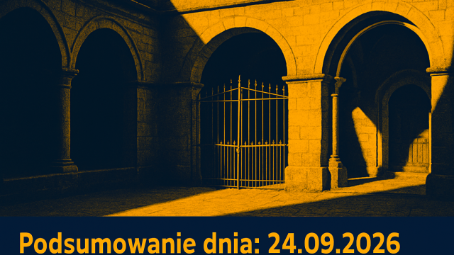 Zamknięta brama i dziedziniec historycznego opactwa w Jarosławiu.