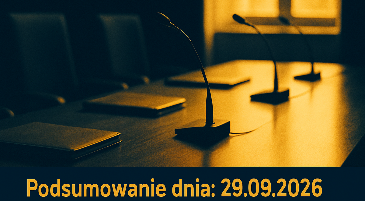Stół konferencyjny z dokumentami i mikrofonami w sali rządowej