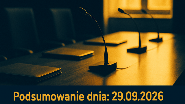 Stół konferencyjny z dokumentami i mikrofonami w sali rządowej