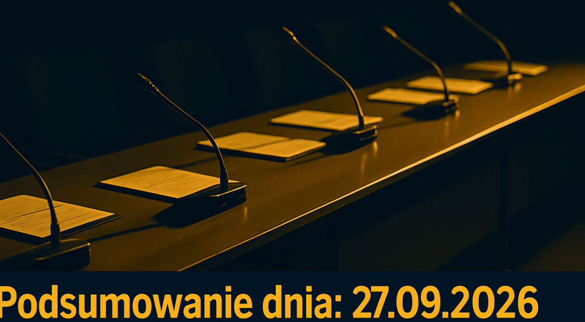 Pusta sala konferencyjna z długim stołem, dokumentami i mikrofonami.