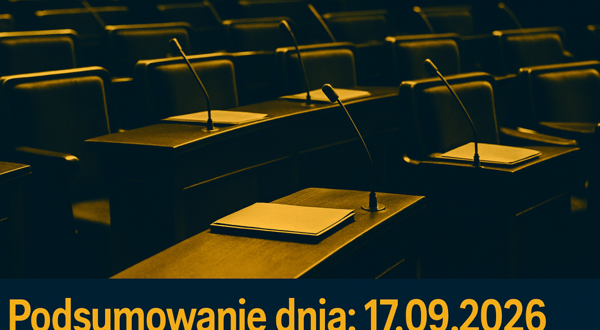 Pusta sala obrad parlamentu z ławami, mikrofonami i dokumentami.
