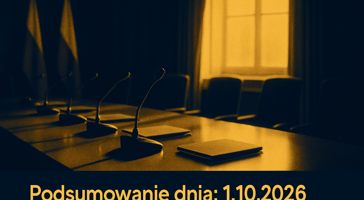 Sala konferencyjna z mikrofonami i dokumentami na stole.