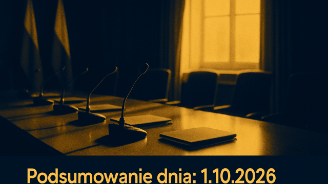 Sala konferencyjna z mikrofonami i dokumentami na stole.